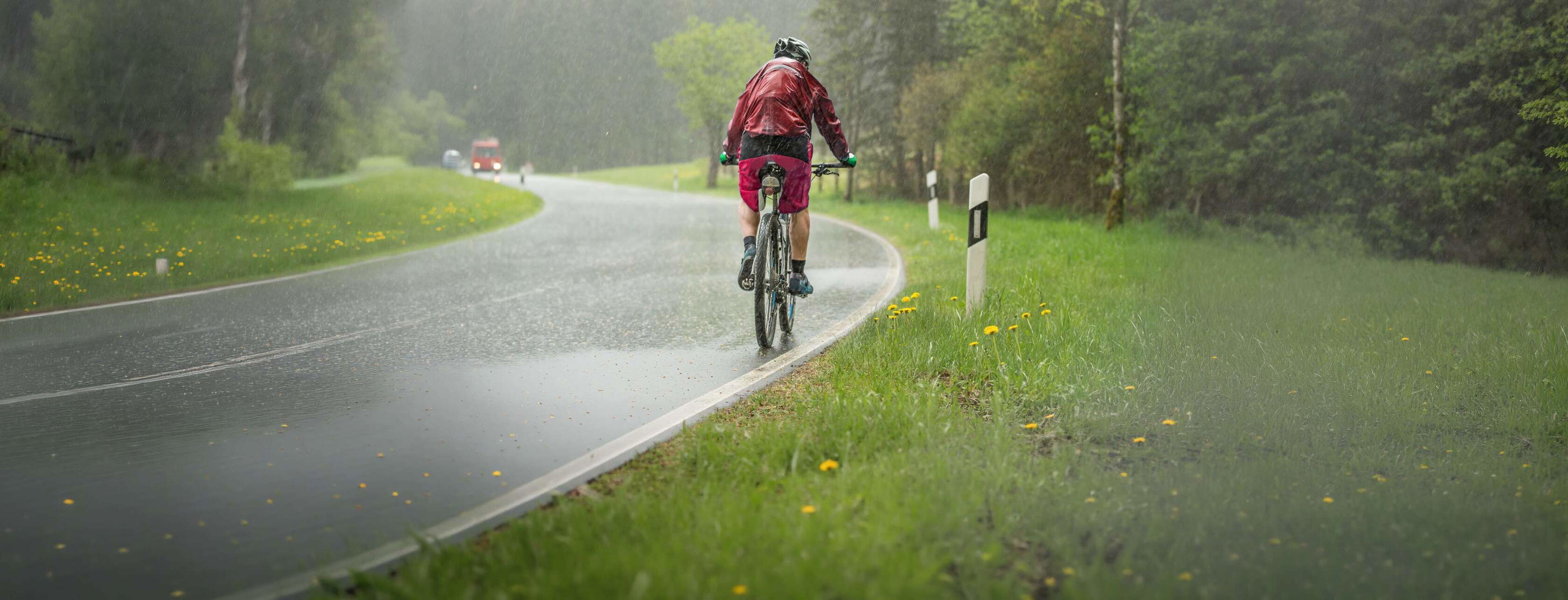 Faire du vélo sous la pluie : conseils pour rester au sec et en sécurité header image