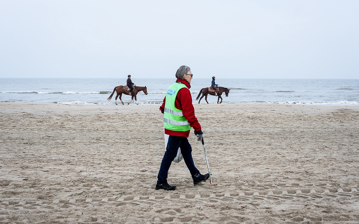 Adieu les déchets à la côte. Bernadette en ramasse tous les jours sur la plage.