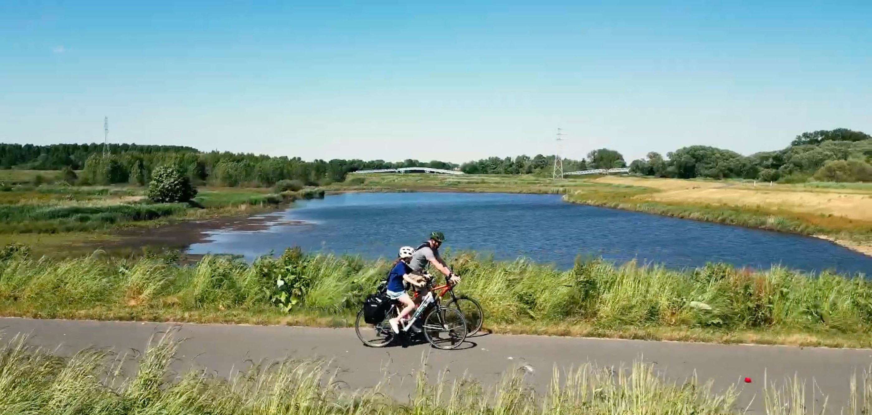 Niko et Liv font du vélo au bord de l’eau