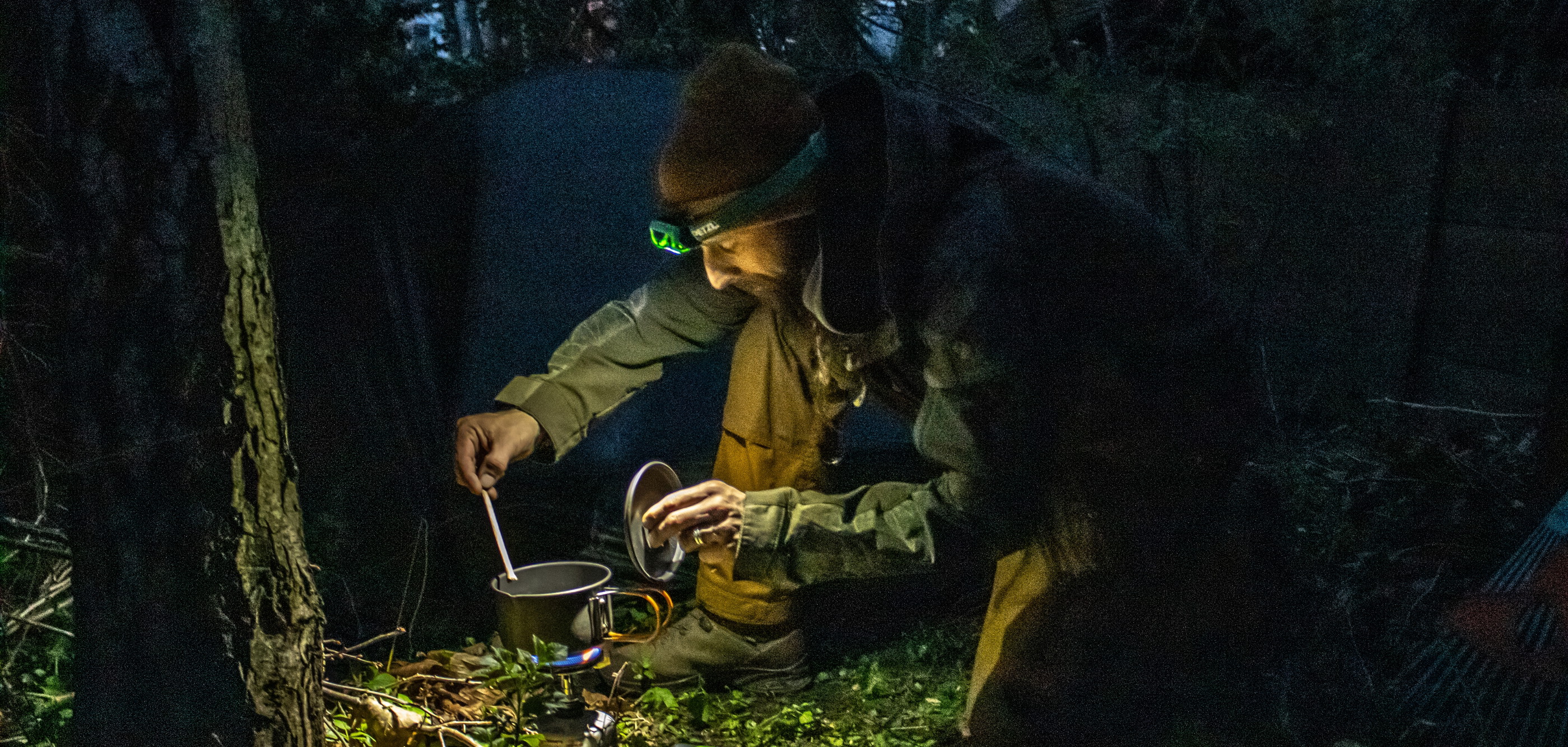 Frederic utilise la nouvelle lampe frontale Tikkina de Petzl pour le camping