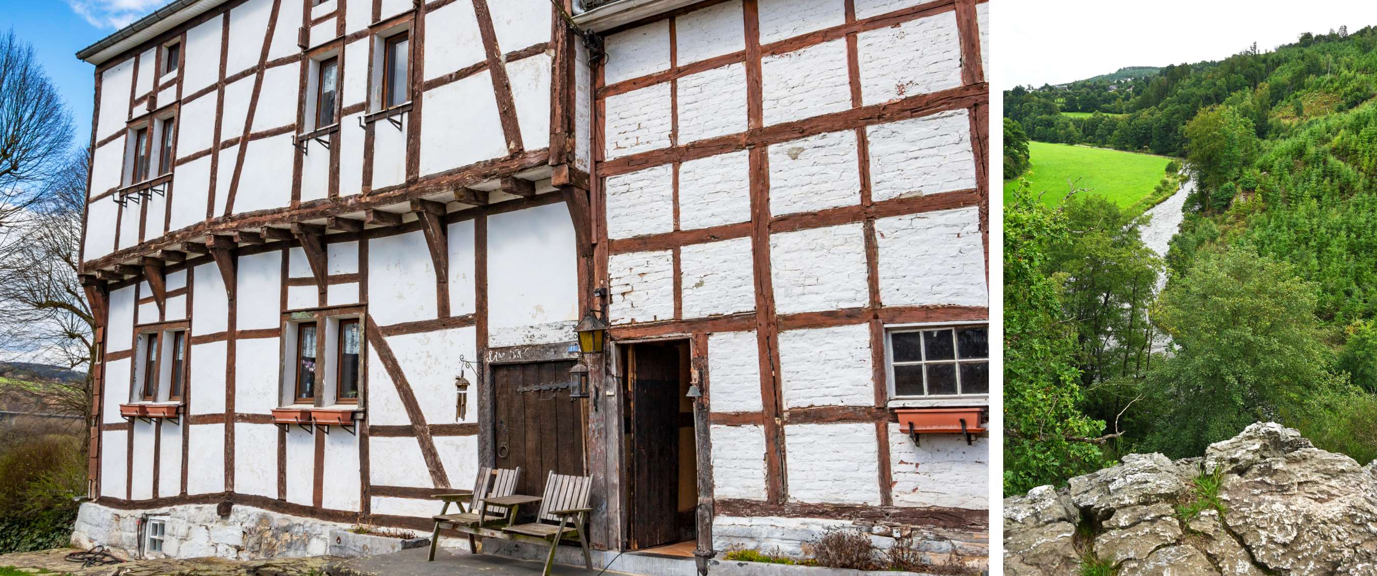 Historische gevel met wit pleisterwerk en houten vakwerk onder een blauwe lucht.
