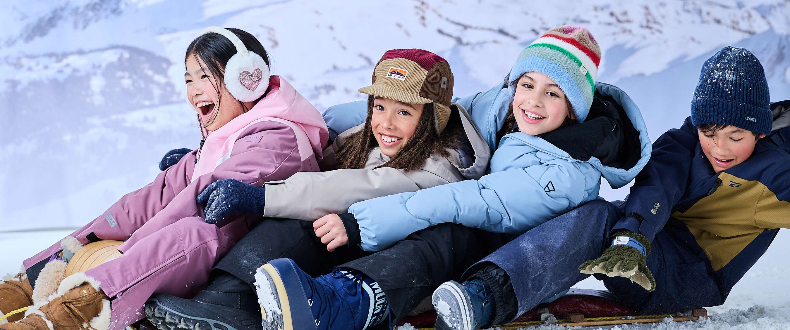 Twee personen gebruiken een waterfilter en blauwe drinkzak bij een rotsachtige beek.